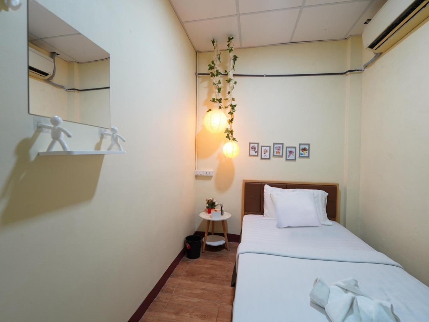 Ez Sleep @ Ratchada 19 Hostel Bangkok Exterior photo