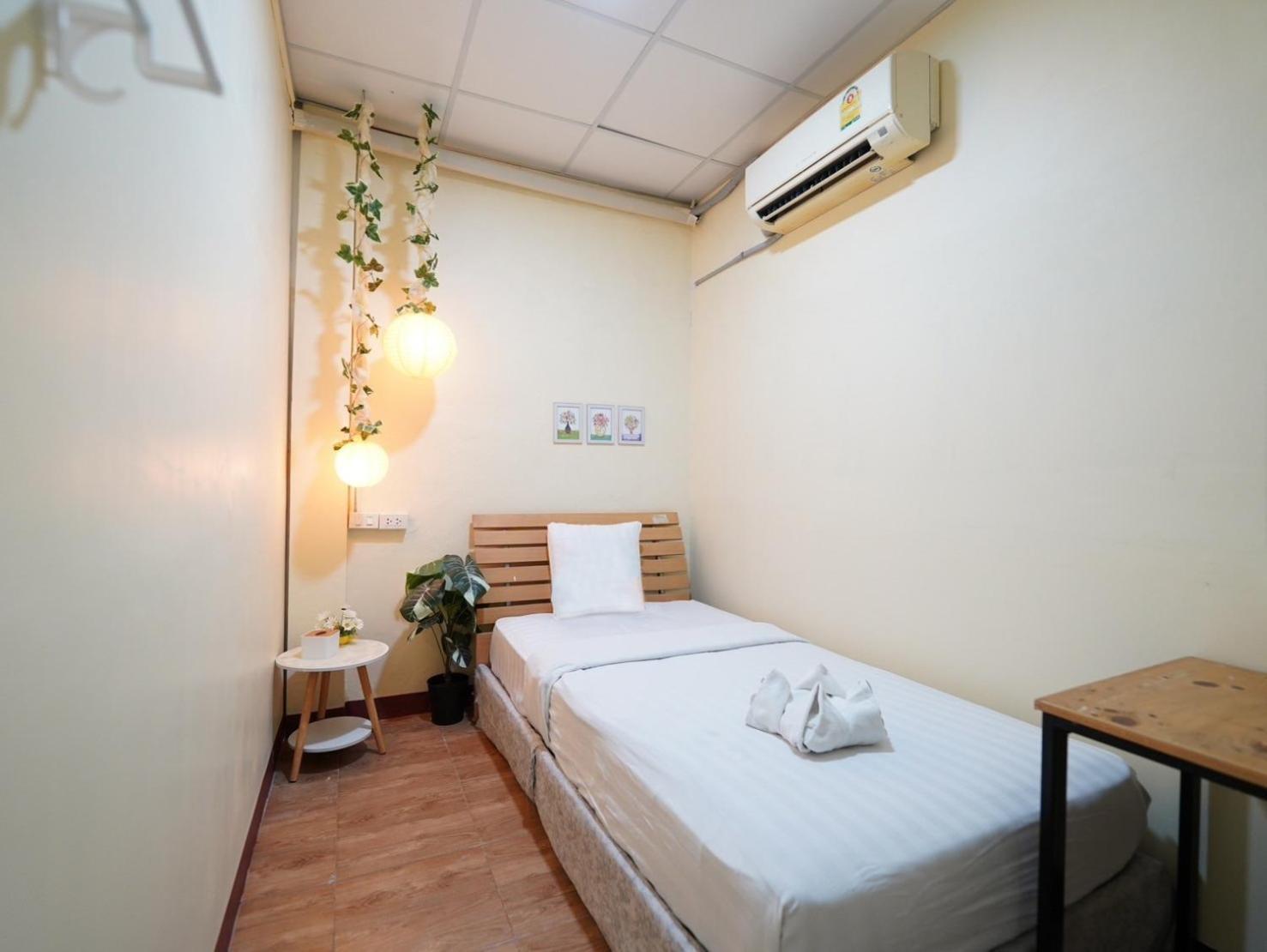 Ez Sleep @ Ratchada 19 Hostel Bangkok Exterior photo